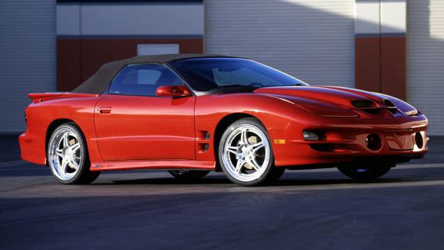 "Sou pássaro de fogo...", diria a cantora Paula Fernandes. Dedicamos a ela este Pontiac Firebird. "Sou pássaro de fogo...", diria a cantora Paula Fernandes. Dedicamos a ela este Pontiac Firebird.