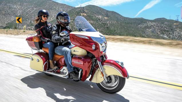 Estradeira disputará o mercado americano com a H-D Electra Glide | <a href="https://quatrorodas.abril.com.br/moto/noticias/indian-apresenta-roadmaster-2015-eua-793017.shtml" rel="migration">Leia mais</a>