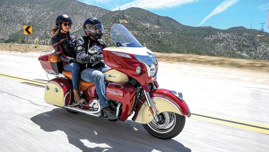 Estradeira disputar&aacute; o mercado americano com a H-D Electra Glide | <a href="https://quatrorodas.abril.com.br/moto/noticias/indian-apresenta-roadmaster-2015-eua-793017.shtml" rel="migration">Leia mais</a>