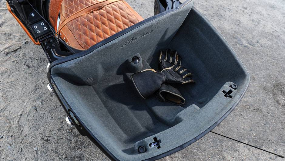 Bauleto atr&aacute;s encosto do passageiro tem capacidade de 64 litros | <a href="https://quatrorodas.abril.com.br/moto/noticias/indian-apresenta-roadmaster-2015-eua-793017.shtml" rel="migration">Leia mais</a>