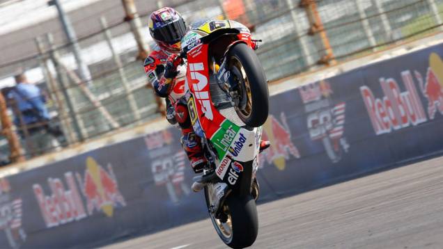 Stefan Bradl completa a lista dos dez melhores | <a href="https://quatrorodas.abril.com.br/moto/noticias/motogp-marquez-conquista-pole-indianapolis-795041.shtml" rel="migration">Leia mais</a>