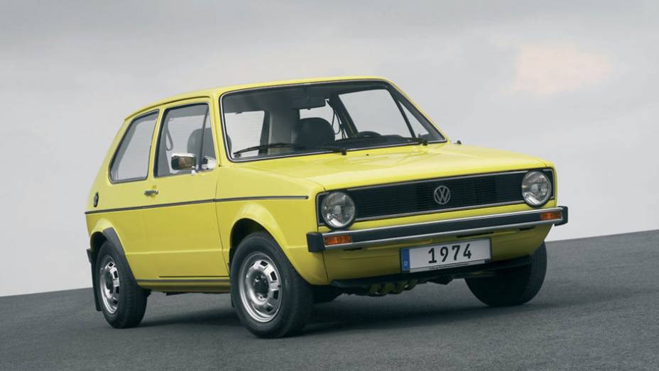 O Golf foi lançado em 1974 para substituir o antigo Fusca na Alemanha; com tração dianteira e porte compacto, agradou em cheio | <a href="https://quatrorodas.abril.com.br/carros/lancamentos/volkswagen-golf-vii-749855.shtml" rel="migration">Mais sobre o novo Golf no Brasil</a>