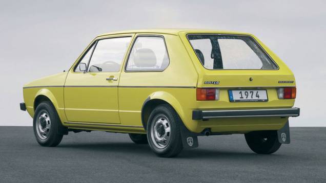 O design assinado por Giugiaro se destacava pelas largas colunas "C", que se tornariam marca registrada do Golf nas décadas seguintes | <a href="https://quatrorodas.abril.com.br/carros/lancamentos/volkswagen-golf-vii-749855.shtml" rel="migration">Mais sobre o novo Golf no</a>