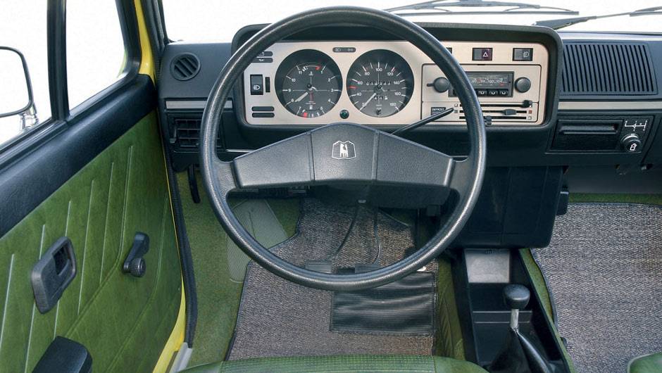 Simples e funcional, o Golf tinha boa ergonomia; em dois anos, j&aacute; haviam sido fabricadas 500 mil unidades | <a href="https://quatrorodas.abril.com.br/carros/lancamentos/volkswagen-golf-vii-749855.shtml" rel="migration">Mais sobre o novo Golf no Brasil</a> |