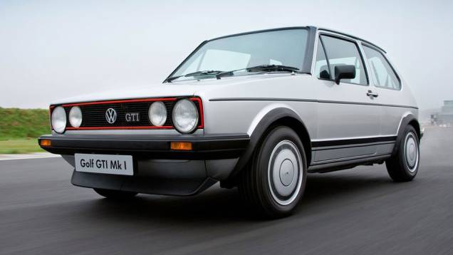 Em junho de 1976 chegava ao mercado alemão o Golf GTi; com 110 cv extraídos de um motor 1.6, encantou pelo desempenho e pelo visual invocado, com direito a spoiler e para-lamas alargados | <a href="https://quatrorodas.abril.com.br/carros/lancamentos/volksw" rel="migration"></a>