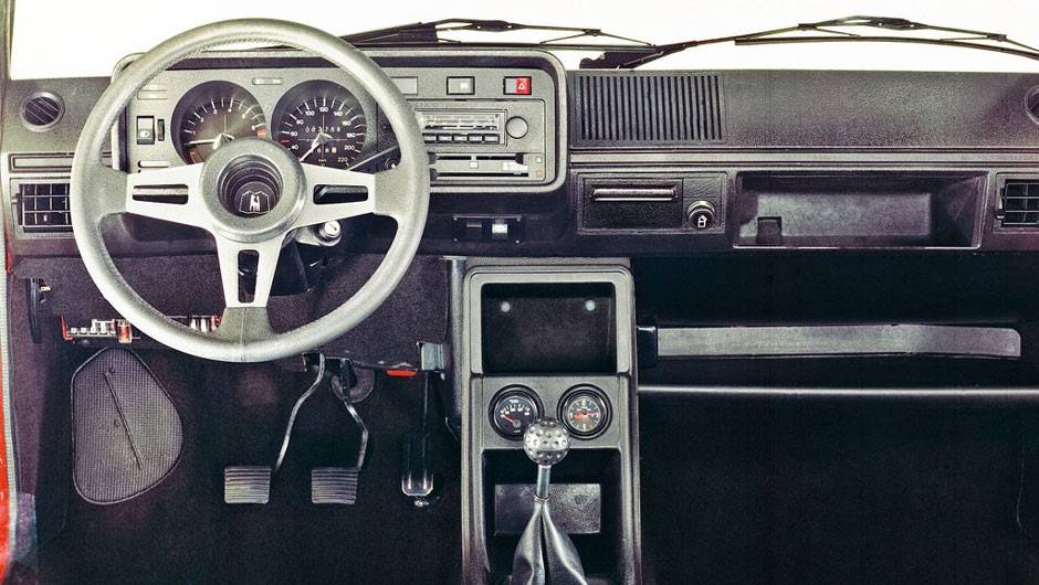 O interior tinha personalidade, com volante esportivo de menor di&acirc;metro e manopla de c&acirc;mbio imitando uma bola de... golfe, claro | <a href="https://quatrorodas.abril.com.br/carros/lancamentos/volkswagen-golf-vii-749855.shtml" rel="migration">Mais sobre o novo Golf no Bras</a>