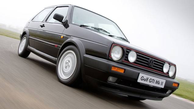 Com faróis duplos, o GTI decepcionou pelo desempenho inferior a seu antecessor, problema sanado com a chegada do GTI 16V, em 1985: com 139 cv, chegava aos 210 km/h | <a href="https://quatrorodas.abril.com.br/carros/lancamentos/volkswagen-golf-vii-749855.sh" rel="migration"></a>