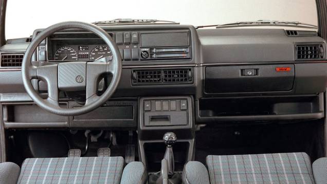 O interior do GTI tinha algumas exclusividades, como o volante de quatro raios - que mais tarde equiparia o Santana | <a href="https://quatrorodas.abril.com.br/carros/lancamentos/volkswagen-golf-vii-749855.shtml" rel="migration">Mais sobre o novo Golf no Brasil</a> |