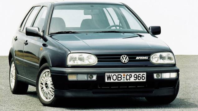 Lançada em agosto de 1991, a terceira geração do Golf foi a primeira a desembarcar no Brasil em 1994; acima, o veloz 2.8 VR6, com 174 cv | <a href="https://quatrorodas.abril.com.br/carros/lancamentos/volkswagen-golf-vii-749855.shtml" rel="migration">Mais sobre o novo Golf</a>