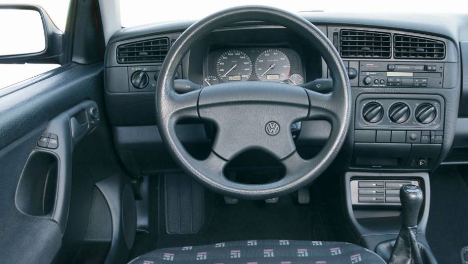 Moderno para a época, o interior lembrava muito o do Passat, dando ao Golf um status de hatch premium muito antes do termo ser criado pelos marqueteiros | <a href="https://quatrorodas.abril.com.br/carros/lancamentos/volkswagen-golf-vii-749855.shtml" rel="migration">Mais s</a>