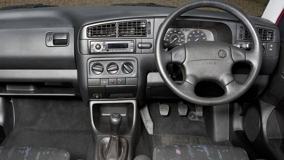 Infelizmente, ao contr&aacute;rio de seus antecessores, a esportividade n&atilde;o era transmitida no visual, nem externo e tampouco interno | <a href="https://quatrorodas.abril.com.br/carros/lancamentos/volkswagen-golf-vii-749855.shtml" rel="migration">Mais sobre o novo Golf no Brasil</a>