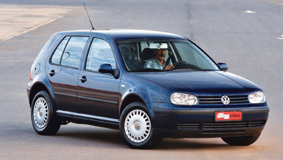 A quarta gera&ccedil;&atilde;o fez o Golf explodir de vez no Brasil; lan&ccedil;ado na Europa em agosto de 1997, ele chegou aqui no fim de 1998 com tecnologia de Audi A3 | <a href="https://quatrorodas.abril.com.br/carros/lancamentos/volkswagen-golf-vii-749855.shtml" rel="migration">Mais sobre</a>