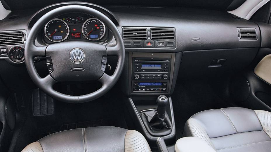 O interior era moderno e bastante confortável, com destaque para a elegante iluminação azulada | <a href="https://quatrorodas.abril.com.br/carros/lancamentos/volkswagen-golf-vii-749855.shtml" rel="migration">Mais sobre o novo Golf no Brasil</a> |