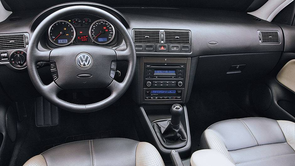 O interior era moderno e bastante confort&aacute;vel, com destaque para a elegante ilumina&ccedil;&atilde;o azulada | <a href="https://quatrorodas.abril.com.br/carros/lancamentos/volkswagen-golf-vii-749855.shtml" rel="migration">Mais sobre o novo Golf no Brasil</a> |