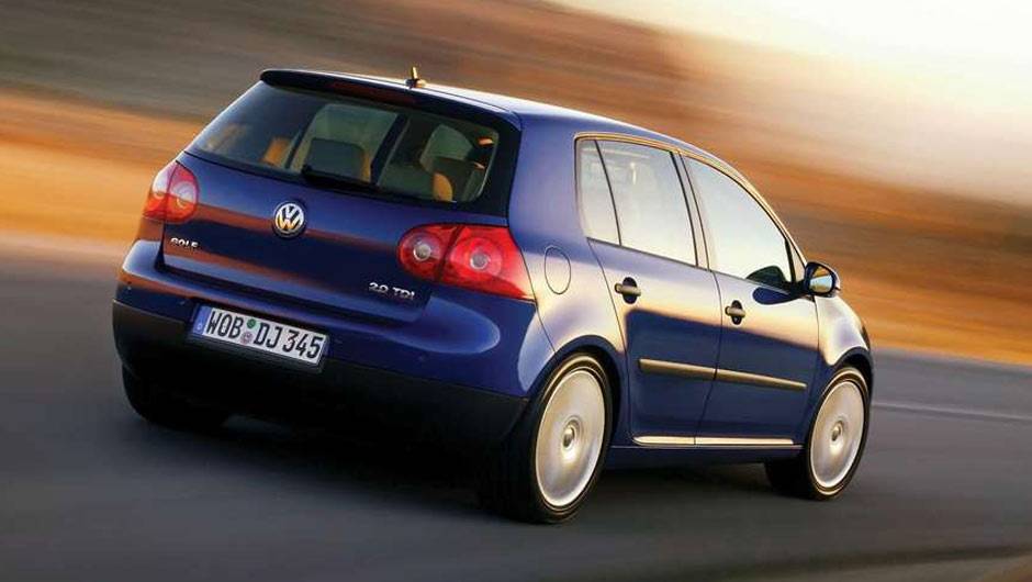 As lanternas, enfim, come&ccedil;am a invadir a tampa traseira | <a href="https://quatrorodas.abril.com.br/carros/lancamentos/volkswagen-golf-vii-749855.shtml" rel="migration">Mais sobre o novo Golf no Brasil</a> |