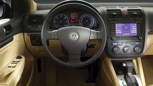 O interior ficou bastante requintado, com direito até a tela multimídia com GPS | <a href="https://quatrorodas.abril.com.br/carros/lancamentos/volkswagen-golf-vii-749855.shtml" rel="migration">Mais sobre o novo Golf no Brasil</a> |