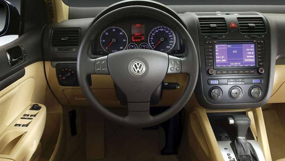 O interior ficou bastante requintado, com direito at&eacute; a tela multim&iacute;dia com GPS | <a href="https://quatrorodas.abril.com.br/carros/lancamentos/volkswagen-golf-vii-749855.shtml" rel="migration">Mais sobre o novo Golf no Brasil</a> |