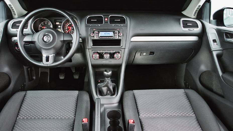 Se nós não tivemos o Golf VI, pelo menos conhecemos este interior: é o mesmo da Jetta Variant | <a href="https://quatrorodas.abril.com.br/carros/lancamentos/volkswagen-golf-vii-749855.shtml" rel="migration">Mais sobre o novo Golf no Brasil</a> |