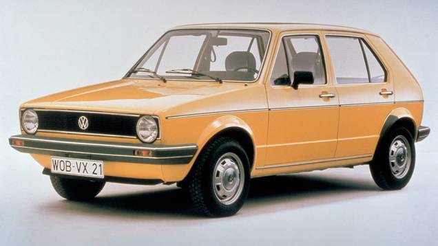 1974 - Desenhado por Giorgetto Giugiaro, o Golf tem a missão de substituir nada menos do que o Fusca, o carro mais icônico da marca que leva seu nome