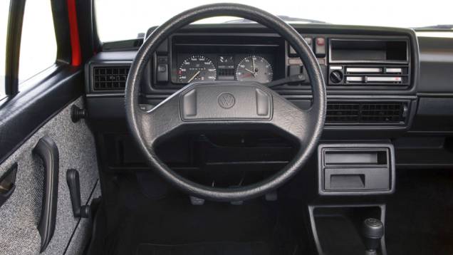 1983 - As mudanças no painel foram evolutivas, com o mesmo plástico envolvendo todos os botões e comandos, instrumentos mais fundos e novos desenhos de volante