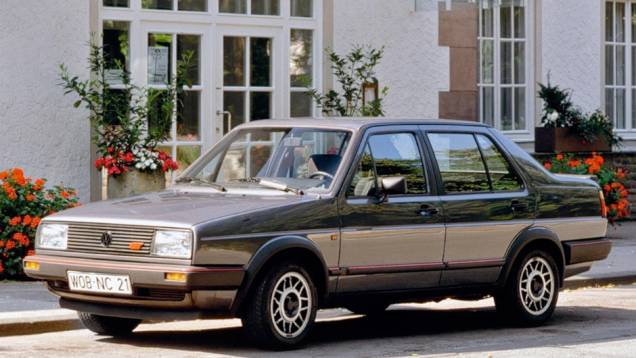 1984 - Agora com 431 cm de comprimento, o Jetta agora oferecia banco traseiro rebatível, recurso raro entre os sedãs da época 1984 - Agora com 431 cm de comprimento, o Jetta agora oferecia banco traseiro rebatível, recurso raro entre os sedãs da época