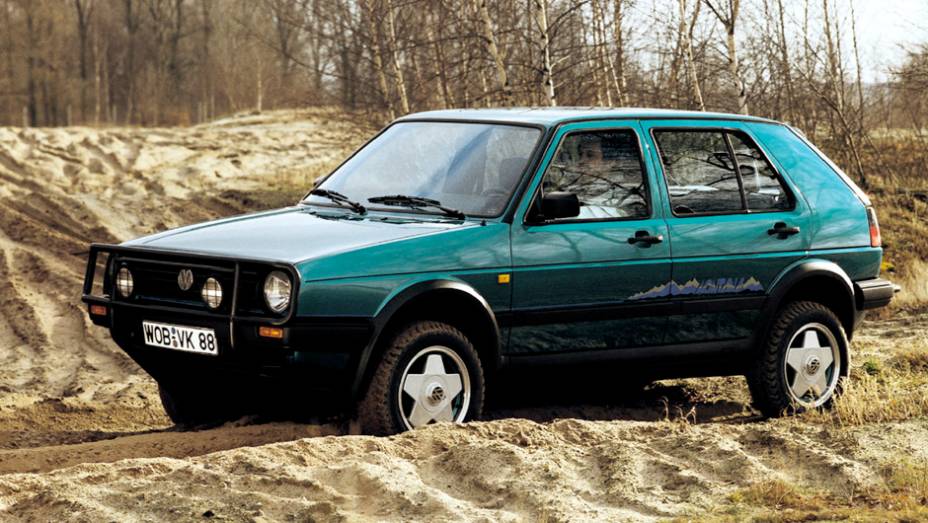 1990 - Outra raridade derivada do Golf era a versão aventureira Country, com suspensão elevada, tração integral, quebra-mato e rack no teto