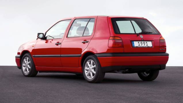 1991 - O hatch exibia linhas mais arredondadas. Os faróis ganharam formato semelhante ao de uma cápsula e os parachoques eram envolventes 1991 - O hatch exibia linhas mais arredondadas. Os faróis ganharam formato semelhante ao de uma cápsula e os parachoques eram envolventes