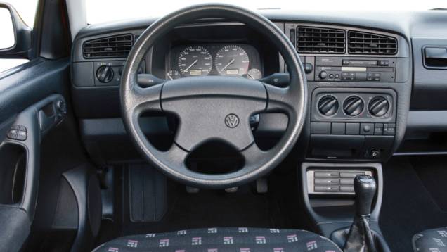1991 - Dessa vez as mudanças no desenho do painel forma ficaram mais evidentes pelos cantos arredondados e a curva suave superior do conjunto 1991 - Dessa vez as mudanças no desenho do painel forma ficaram mais evidentes pelos cantos arredondados e a curva suave superior do conjunto