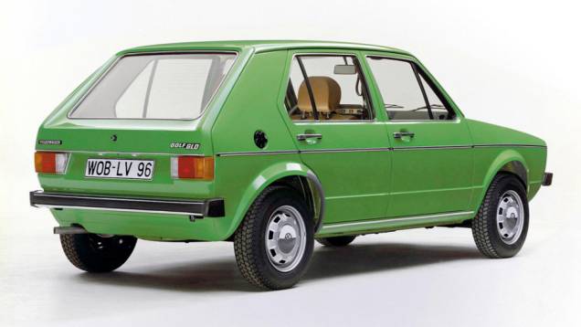1974 - Além do desenho retilíneo, não havia qualquer conexão entre sua arquitetura e a do Fusca. O motor era dianteiro, arrefecido a água, de quatro cilindros em linha 1974 - Além do desenho retilíneo, não havia qualquer conexão entre sua arquitetura e a do Fusca. O motor era dianteiro, arrefecido a água, de quatro cilindros em linha