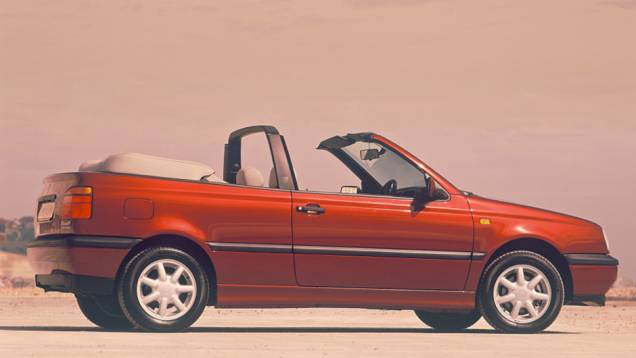 1993 - Era a primeira reestilização do Golf conversível gerou o Cabrio, que também seria mantido com poucas mudanças pela geração seguinte 1993 - Era a primeira reestilização do Golf conversível gerou o Cabrio, que também seria mantido com poucas mudanças pela geração seguinte
