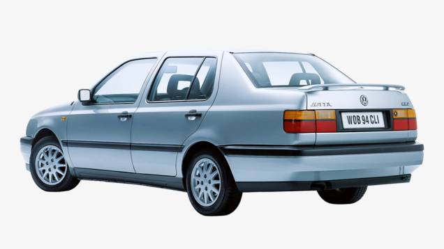 1992 - O Jetta passa a ser chamado de Vento em alguns mercados. O sedã até incluía a opção de motor de seis-cilindros compacto e transversal herdado da versão VR6 do Golf