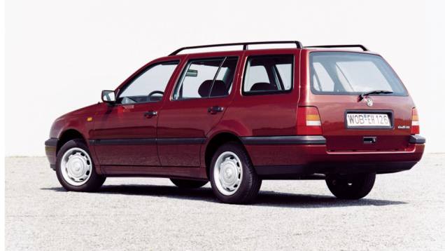1993 - Pela primeira vez, a plataforma do Golf é base para uma perua. Curiosamente ela é chamada Golf Variant, em vez de Jetta 1993 - Pela primeira vez, a plataforma do Golf é base para uma perua. Curiosamente ela é chamada Golf Variant, em vez de Jetta