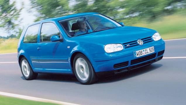 1997 - Aqui na versão VR6, o Golf chegou à sua quarta geração dividindo plataforma com o Audi A3. O pacote de equipamento era destaque, com airbags laterais, GPS, entre outros recursos 1997 - Aqui na versão VR6, o Golf chegou à sua quarta geração dividindo plataforma com o Audi A3. O pacote de equipamento era destaque, com airbags laterais, GPS, entre outros recursos