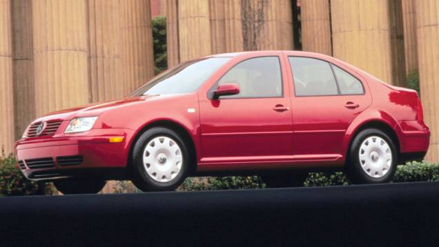 1999 - O Jetta voltava a ter frente distinta do Golf, com faróis retangulares. Para alguns mercados ele se chama Bora. Com entre-eixos maior, podia vir com tração integral 1999 - O Jetta voltava a ter frente distinta do Golf, com faróis retangulares. Para alguns mercados ele se chama Bora. Com entre-eixos maior, podia vir com tração integral