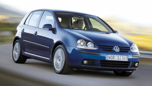 2003 - A quinta geração do Golf ficou maior, com 420 cm de comprimento e 258 cm. A rigidez torsional aumentou em nada menos que 80% 2003 - A quinta geração do Golf ficou maior, com 420 cm de comprimento e 258 cm. A rigidez torsional aumentou em nada menos que 80%