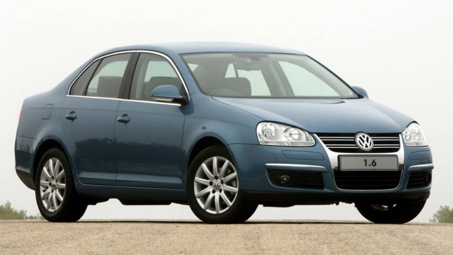 2005 - Exibindo uma grade cromada e dispondo de câmbio Tiptronic de seis velocidades, o novo Jetta oferecia na versão GLI o mesmo conjunto mecânico do Golf GTI