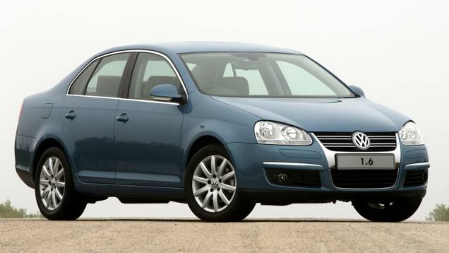 2005 - Exibindo uma grade cromada e dispondo de câmbio Tiptronic de seis velocidades, o novo Jetta oferecia na versão GLI o mesmo conjunto mecânico do Golf GTI 2005 - Exibindo uma grade cromada e dispondo de câmbio Tiptronic de seis velocidades, o novo Jetta oferecia na versão GLI o mesmo conjunto mecânico do Golf GTI