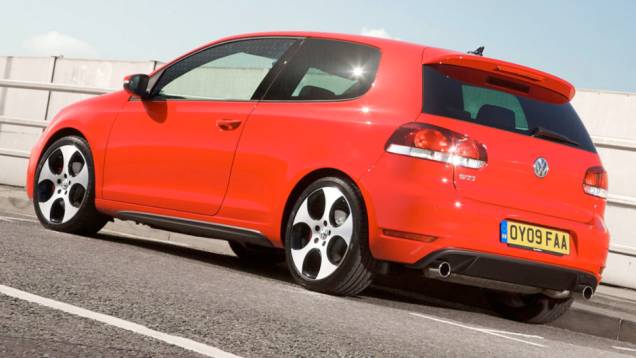 2009 - O novo GTI dispõe de 10 cv a mais, o que o leva a alcançar 240 km/h de máxima, mantendo a mesma aceleração de 0 a 100 km/h da atualização anterior 2009 - O novo GTI dispõe de 10 cv a mais, o que o leva a alcançar 240 km/h de máxima, mantendo a mesma aceleração de 0 a 100 km/h da atualização anterior