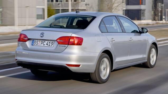 2010 - O Jetta sofre alterações mais profundas, recebendo um desenho bem retilíneo. O distancia entre os eixos era 7 cm maior. A perua antiga continua, só com frente nova 2010 - O Jetta sofre alterações mais profundas, recebendo um desenho bem retilíneo. O distancia entre os eixos era 7 cm maior. A perua antiga continua, só com frente nova