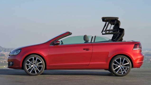 2011 - O Cabriolet volta a estar em dia com a geração do hatch. O teto eletro-hidráulico leva 9,5 segundos para ser rebatido e uma barra de proteção se ergue em casos de capotamento 2011 - O Cabriolet volta a estar em dia com a geração do hatch. O teto eletro-hidráulico leva 9,5 segundos para ser rebatido e uma barra de proteção se ergue em casos de capotamento