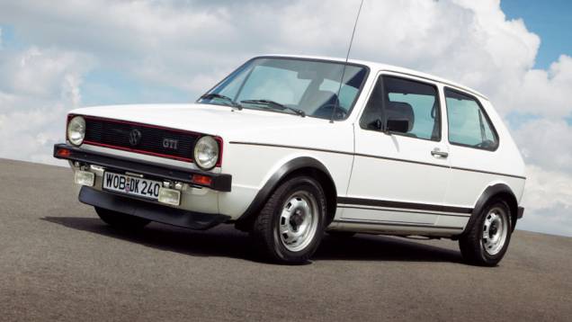 1977 - Nasce um ícone alemão, o Golf GTI (de grand-touring injection). Um dos pioneiros hot hatches, ele contava com motor 1.6 com injeção de combustível e 110 cv 1977 - Nasce um ícone alemão, o Golf GTI (de grand-touring injection). Um dos pioneiros hot hatches, ele contava com motor 1.6 com injeção de combustível e 110 cv