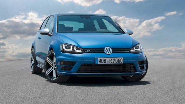 2014 - Topo da linha Golf, o R chega à marca dos 300 cv, 30 cv a mais que o anterior. Com tração integral, ele faz 0 a a100 km/h em 5,1 segundos e chega a 250 km/h