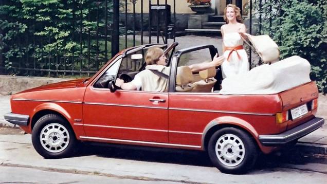 1979 - Destaque no Salão de Genebra, o Golf Cabriolet tem carroceria Karmann com 130 kg de peso extra pelos reforços estruturais. Ele seguiria sem redesenho na segunda geração