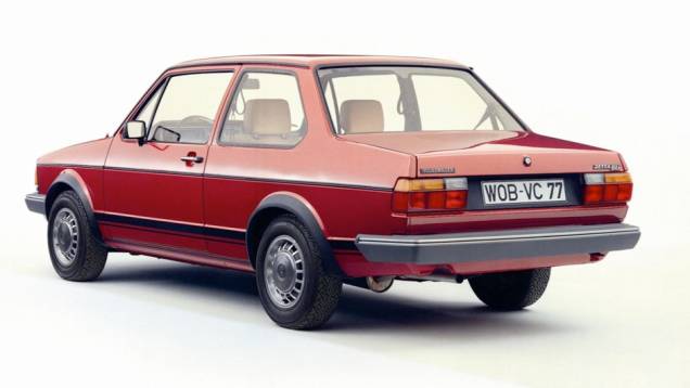 1979 - Com 38 cm a mais que o Golf, sua versão sedã é batizada de Jetta oferecia a vantagem do porta-malas mais amplo - que levava 510 litros de babagem 1979 - Com 38 cm a mais que o Golf, sua versão sedã é batizada de Jetta oferecia a vantagem do porta-malas mais amplo - que levava 510 litros de babagem