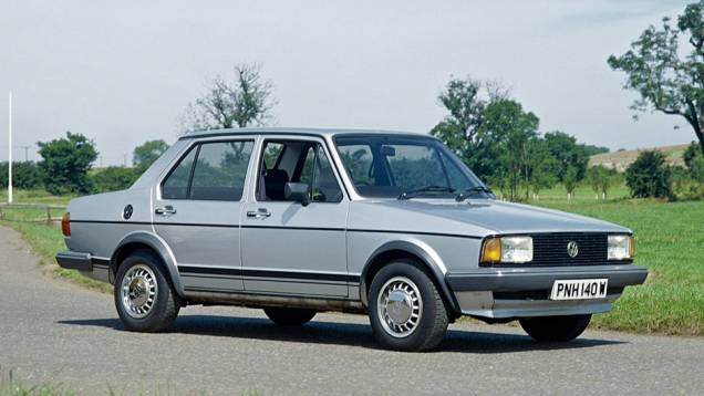 1979 - O Jetta estava disponível nas versões de duas e quatro portas. O sedã nunca chegou a ser equipado com faróis circulares, mesmo na Europa 1979 - O Jetta estava disponível nas versões de duas e quatro portas. O sedã nunca chegou a ser equipado com faróis circulares, mesmo na Europa