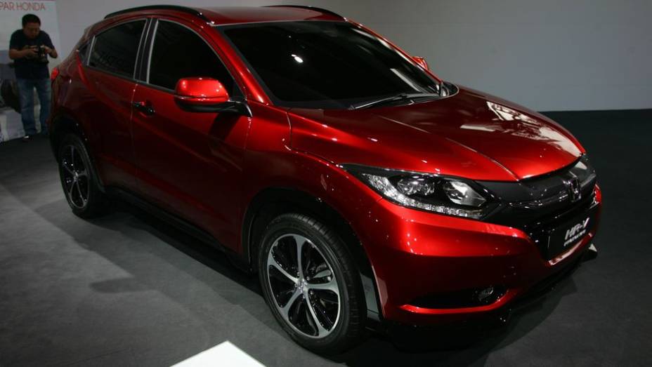 Honda HR-V | <a href="https://quatrorodas.abril.com.br/noticias/saloes/paris-2014/honda-exibe-vezel-europeu-paris-799437.shtml" rel="migration">Leia mais</a> | <a href="https://quatrorodas.abril.com.br/galerias/saloes/paris/2014/direto-paris-2014-parte-1-803949.shtml" rel="migration">Veja</a>