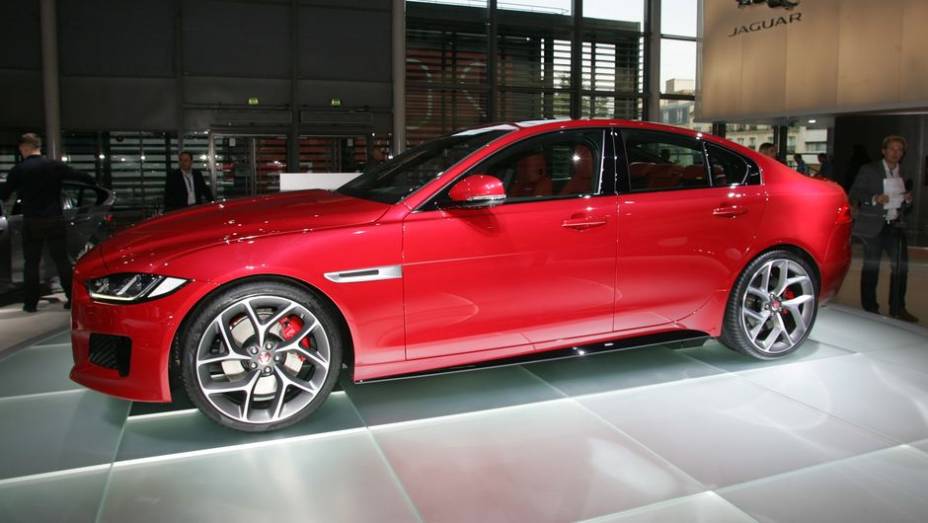 Jaguar XE | <a href="https://quatrorodas.abril.com.br/noticias/saloes/paris-2014/jaguar-lanca-oficialmente-esportivo-xe-799262.shtml" rel="migration">Leia mais</a> | <a href="https://quatrorodas.abril.com.br/galerias/saloes/paris/2014/direto-paris-2014-parte-1-803949.shtml" rel="migration"></a>