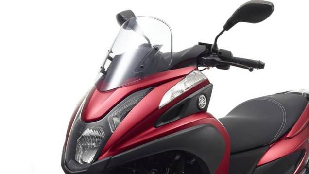 Detalhe do conjunto óptico | <a href="https://quatrorodas.abril.com.br/moto/noticias/yamaha-apresenta-tricity-europa-777991.shtml" rel="migration">Leia mais</a>