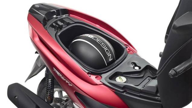 Seu tanque de combustível tem capacidade para 6,6 litros de combustível e abaixo do assento cabe um capacete | <a href="https://quatrorodas.abril.com.br/moto/noticias/yamaha-apresenta-tricity-europa-777991.shtml" rel="migration">Leia mais</a>