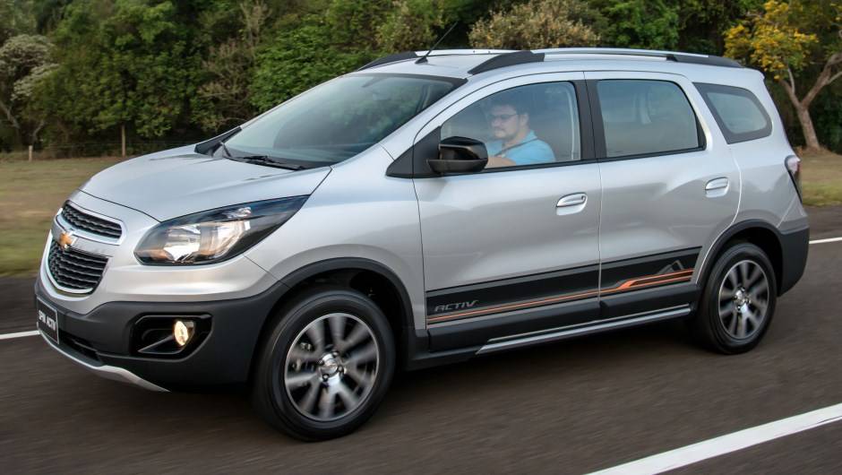 Diferente da vers&atilde;o convencional, a Activ conta com apliques de pl&aacute;stico na carroceria al&eacute;m de adesivos com a marca da edi&ccedil;&atilde;o | <a href="https://quatrorodas.abril.com.br/noticias/fabricantes/audi-apresenta-q3-2015-810386.shtml/" rel="migration">Leia Mais</a>